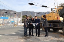 진해구청장, 주차장 설치 건의 현장 방문