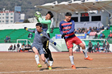 남해서 그라운드 위 축구 기량 뽐낸다