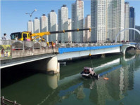 부산서 스파크 수영강으로 추락