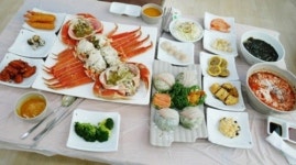 주말여행, 속초 동명항 인근에 위치한 대게맛집 동명항게찜 대규모 홀 갖춰