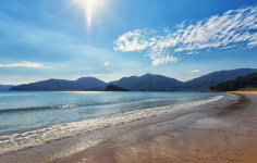 낭만과 열정의 금모래밭… `거제 구조라해수욕장`