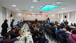 거제연초면주민자치위， 연잎밥 나눔 `인기`