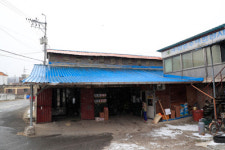 한두 포대 도정해 부모 대신 자식에게 보내주죠