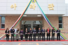 함안군 아라초， 졸업식 때 다목적 강당 개관식