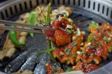 [김해 경포장 숯불 장어구이] 든든한 보양식… 밑반찬과 어울린 장어 맛ㆍ향에 반한다