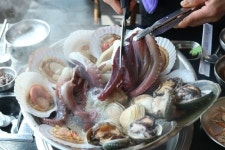 해물탕을 푸짐하게 즐기려면? 현지인들이 인정한 속초 동명항맛집 홍대포