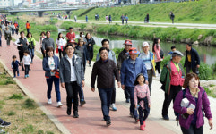 김해시민 3천600명 해반천 걸으며 건강 다지다