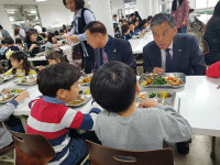 학교서 학생들과 맛있는 소리 나누다