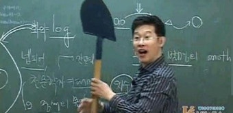 '엿보이는 수업 철학'…강의할 때 삽 들고 수업하는 이유 전한 삽자루