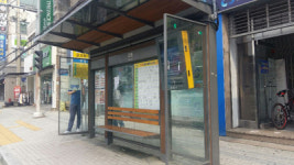 어둠 속에 숨은 마산 진동버스정류소