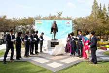 김해 연지공원에 간디 동상 섰다