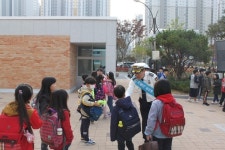 김해서부경찰서， 모산초 앞 등굣길 교통안전 캠페인