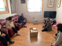 마산합포구 진동면， 경로당에 위문품 나눔