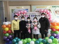 밀양 부북면주민자치위, 초등학교졸업식에 꽃다발