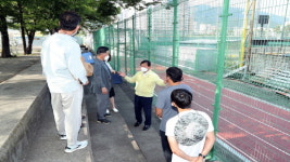 최인주 진해구청장， 공설운동장 시설 점검