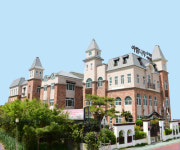 수영장에서 물장구치며 물을 친구 삼아 생존수영 익혀요