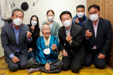 100세 맞은 어르신 더 건강하고 오래 사시라고 축하금 드려요