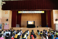 김해 구산초 저학년， 찾아가는 어린이인형극 관람