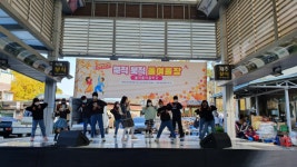 시장서 울려퍼진 아이들 소리， 꿈과 함께 북적북적 자라요