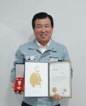 김용덕 대표， 적십자 회원유공장 `금장`