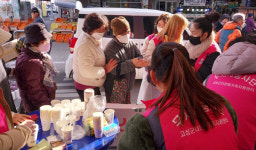 고성가족센터， 수협 서외지점 앞 어르신 차(茶) 나눔