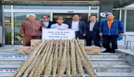 의령 유동순 어르신， 빗자루ㆍ커피 등 물품 기탁