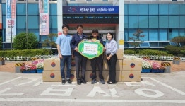 김영태 미조 펜션동경모텔 대표， 태극기 1200개 기탁