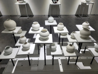 김해 도자기 위에 핀 붉은 예술혼 담다