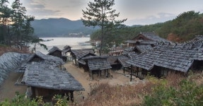 아름다운 바다 명소 따라 반짝이는 여름 풍경 담다
