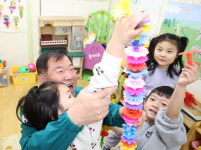 산청어린이집 찾아 보조교사 하며 돌봄 환경 꼼꼼히 살펴