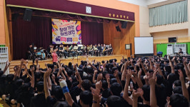 찾아가는 예술 기차, 안골포중학교서 첫 출발