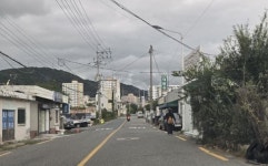 김해 계내마을 수십년째 인도 없는 도로