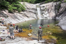 밀양 관광지 호박소에서 환경정화 활동했죠