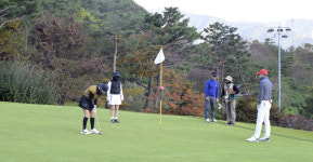 가을 정취 만끽하며 경쾌한 스윙으로 하나 되다