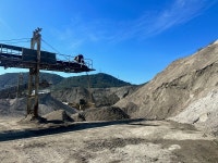 산더미처럼 쌓인 골재… 법 있는데 안 지켜져