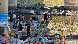 밀양 용평천에서 더위 식히는 피서객