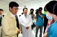 안희정 지사, 공주현대병원 의료진 위로