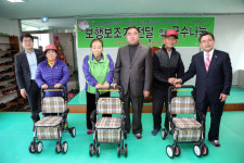 서천서면사랑후원회, 어르신 보행보조기 나눔행사