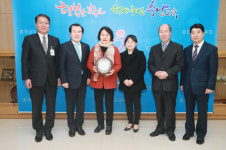 충남교육청, 정년퇴직자 송공패 전달