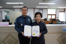 서천경찰서, 23만원 지갑 찾아준 백연옥 씨에 감사장 전달