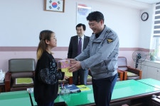 서천군 장항초 구예진 어린이, 선행으로 서천금강지구대 표창 받아