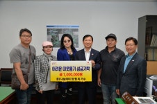 귀촌 통기타 가수 정필옥씨, 부여군에 이웃돕기 성금 기탁