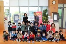 당진 아이캔어린이집, 당진시노인복지관에 바자회 수익금 전달