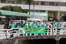 공주시새마을회, 직장협의회와 EM흙공 제민천 정화활동