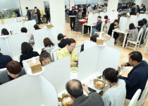 대전서구, 구내식당에 종이 가림막 설치