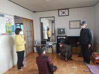 [포토]서천군 시초면, 코로나19 감염병 예방 경로당 긴급 방역