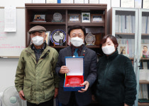 윤용대 대전시의원, 서구 국민생활관 게이트볼동호회 감사패 받아