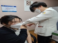 일상 복귀 희망안고 팔 걷어부쳤다… AZ 백신 맞아보니
