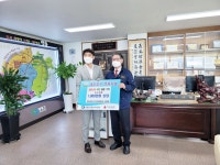 [포토] 영동세무서 김인태 팀장, 영동군 소상공인 위해 자가소독용 살균제 기탁