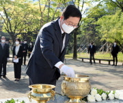 장종태 서구청장, 61주년 4·19혁명 기념 3·8민주의거 기념탑 참배
